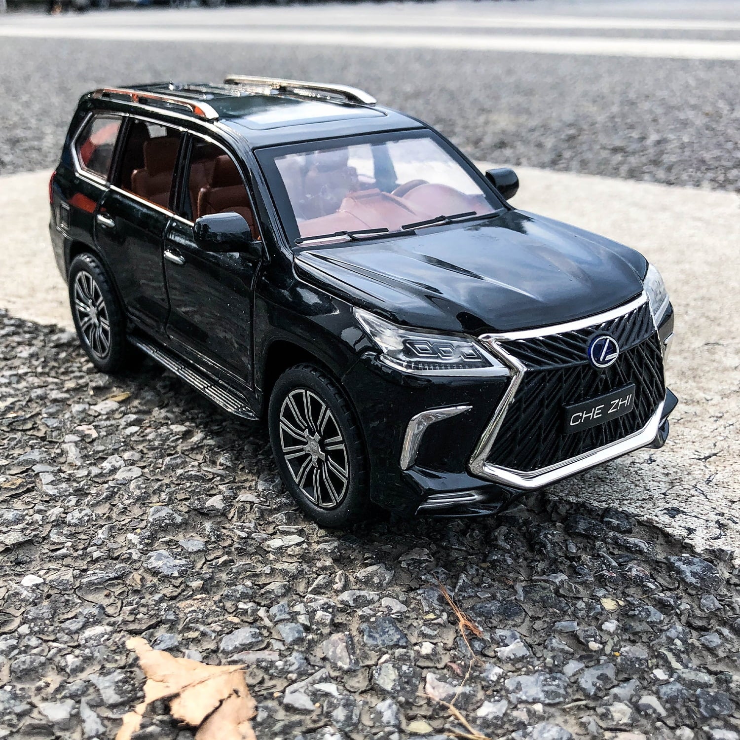 1/24 Lexus 570 Off-Road Luxury SUV Model Car, Zinc Alloy Pull Back Toy Car with Sound and Light H991