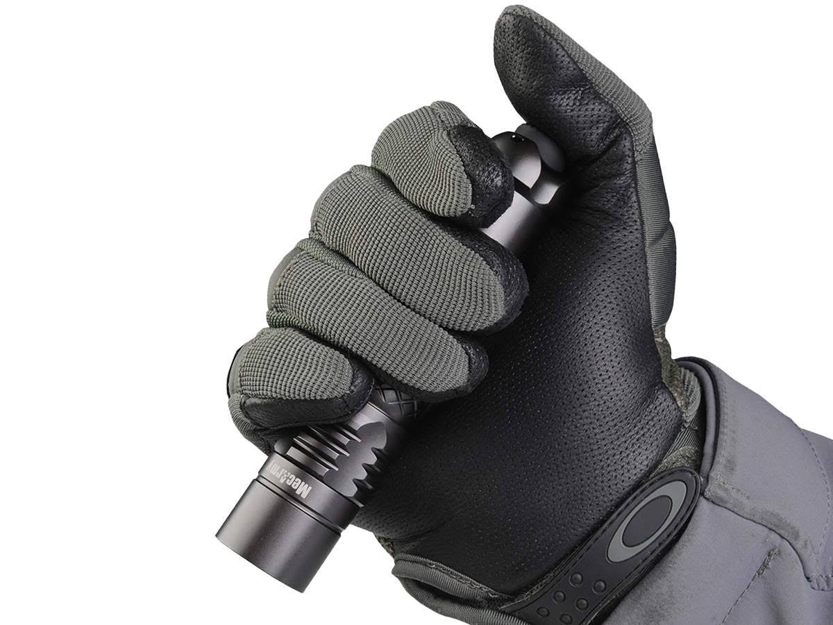 Tactical LED Flashlight 1100 Lumens with Rechargeable 18650 Battery Y581545
