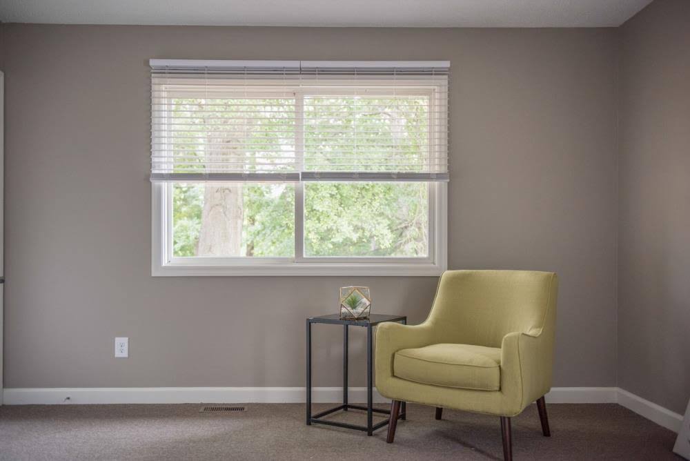 Cordless Soft White Faux Wood Room Darkening Blinds O794