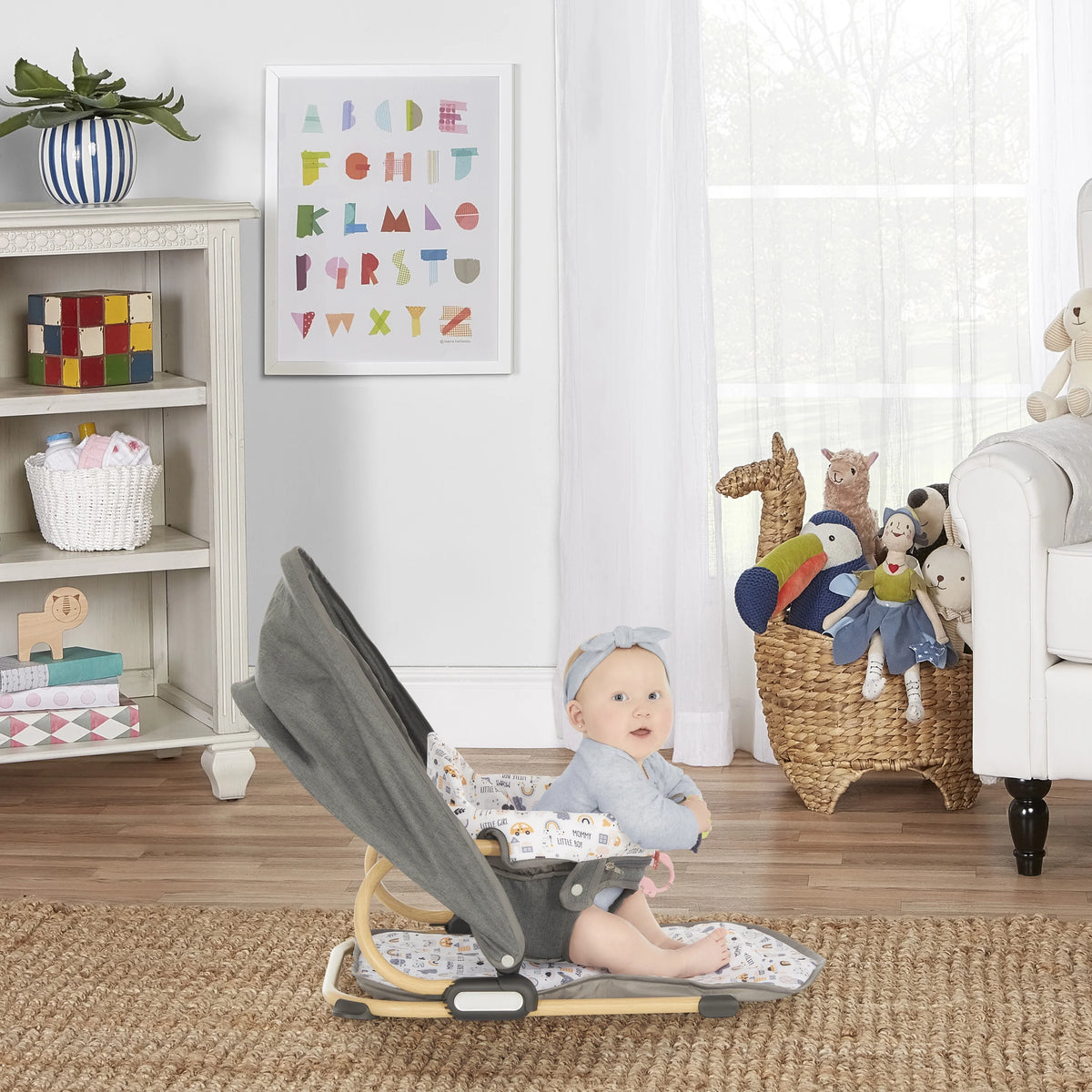 Compact Floor Seat and Canopy with 2 Soft Toys Z32141