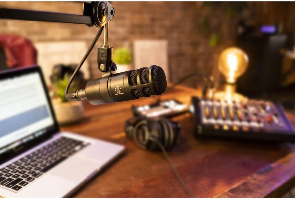 Dynamic Mic with Tripod Base Mic Stand with Boom and Pop Filter A736950